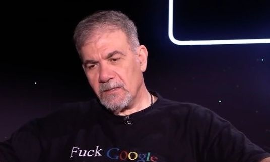 Δημήτρης Σταρόβας: «Μεγάλωσα χωρίς πατέρα, η μητέρα μου έκανε 3 δουλειές για να με μεγαλώσει»
