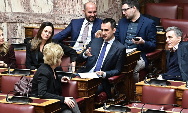 Νέα Αριστερά: Οι αποχωρήσεις, ο ξαφνικός θάνατος της Κοινοβουλευτικής Ομάδας και η επόμενη ημέρα για Σακελλαρίδη και Τσακαλώτο