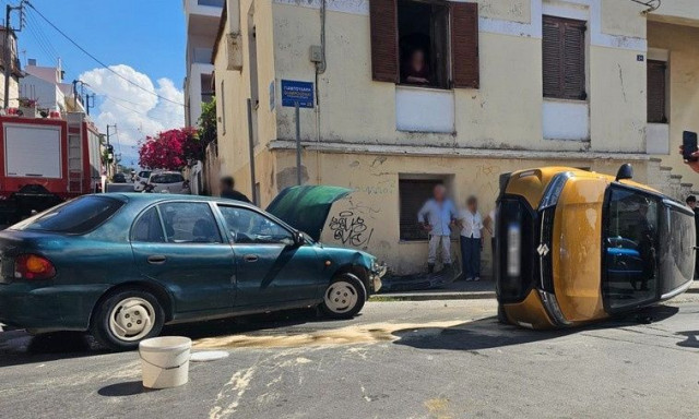 Χανιά: Σφοδρή μετωπική σύγκρουση αυτοκινήτων στο κέντρο της πόλης – Τούμπαρε το ένα