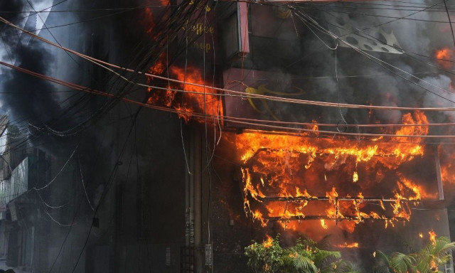 Ινδία: Φονική πυρκαγιά σε ξενοδοχείο - Τουλάχιστον 21 νεκροί, πηδούσαν στο κενό για να σωθούν