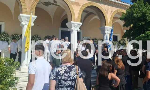 Πάτρα: Σπαραγμός στην κηδεία πατέρα και γιου που σκοτώθηκαν σε δυστύχημα