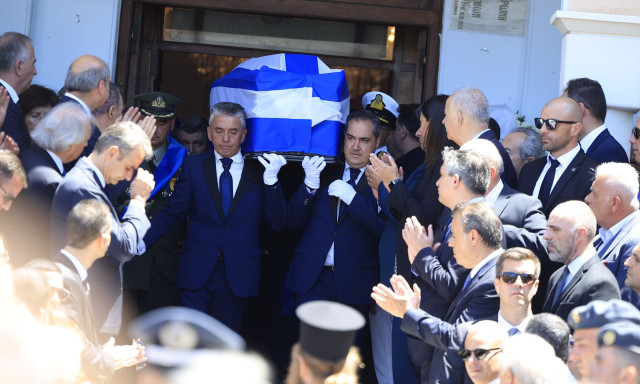 Θρήνος στο τελευταίο «αντίο» στον Νίκο Ταγαρά -«Άξιζες να σε συνοδεύει η ελληνική σημαία», είπε ο Μητσοτάκης στον επικήδειο που εκφώνησε 