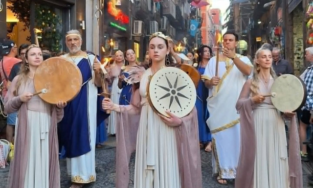 «Συνάφθηκε ειρήνη μεταξύ Ελλήνων και Ρωμαίων»: Η Νάπολη φωτίζει τις ελληνικές της ρίζες!