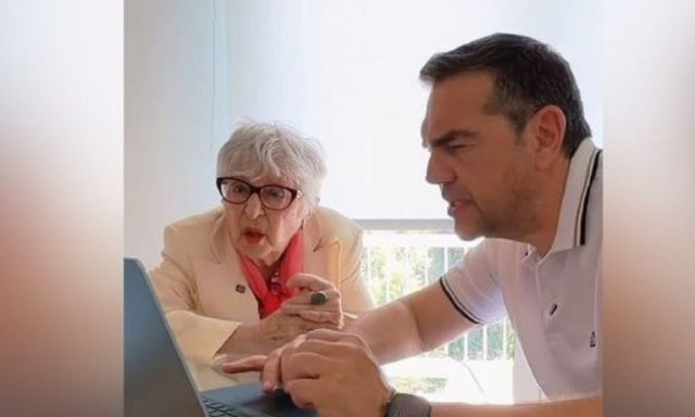 Ο Τσίπρας βοήθησε τη «Θεοπούλα» να γίνει μέλος της ΕΛΑΣ και να κάνει... «θραύση»
