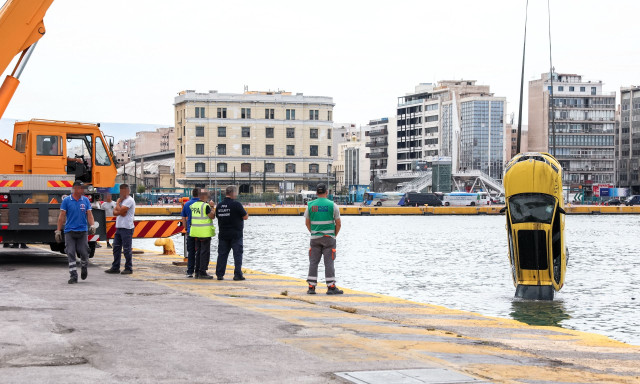 Λιμάνι Πειραιά: «Πάτησε γκάζι και κατέληξε στη θάλασσα» – Η περιγραφή μάρτυρα για την πτώση του ταξί