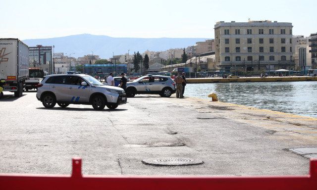 Όχημα έπεσε στη θάλασσα στο λιμάνι του Πειραιά – Σε εξέλιξη επιχείρηση του Λιμενικού