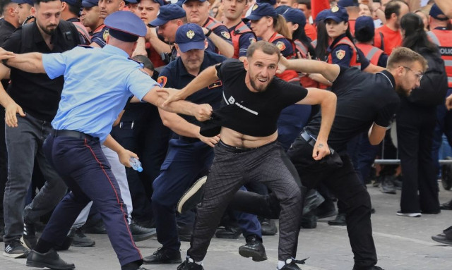 Αλβανία: Κλιμακώνονται οι διαμαρτυρίες για το θέρετρο Κούσνερ - Ένταση και επεισόδια στους δρόμους 