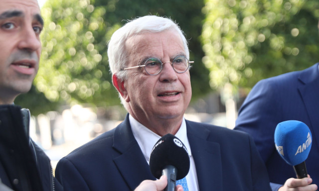 Στράτος Σιμόπουλος: Τρικάκια πέταξαν κουκουλοφόροι έξω από το σπίτι του στη Θεσσαλονίκη