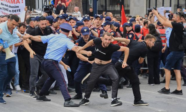 Αλβανία: Μαζικές διαδηλώσεις στα Τίρανα κατά του τουριστικού σχεδίου του Τζάρεντ Κούσνερ