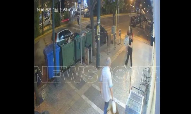 Καλλιθέα - βίντεο: Η στιγμή που ο αναβάτης μηχανής παρασύρει πεζή και τραυματίζεται θανάσιμα