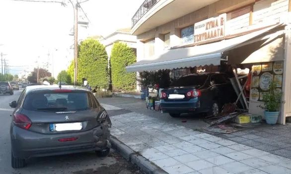 Νέοι Επιβάτες: Αυτοκίνητο «εισέβαλε» σε παντοπωλείο - Δύο τραυματίες από το συμβάν