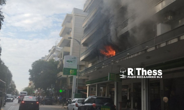 Θεσσαλονίκη: Φωτιά σε διαμέρισμα στη Λεωφόρο Στρατού πάνω από βενζινάδικο