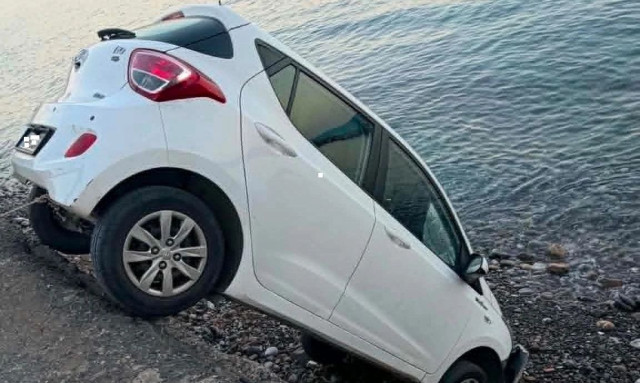 Ξέχασε να βάλει χειρόφρενο και βρήκε το αυτοκίνητο στη θάλασσα – Δείτε εικόνες