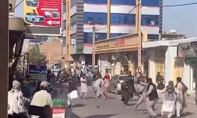 Σκληρές εικόνες: Οι Ταλιμπάν πυροβολούν εν ψυχρώ διαδηλωτές κατά του αυστηρού ενδυματολογικού κώδικα