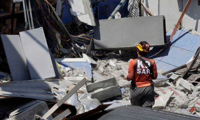 Σεισμός 7,8R στις Φιλιππίνες: Στους 41 οι νεκροί, μάχη στα συντρίμμια για τους αγνοούμενους