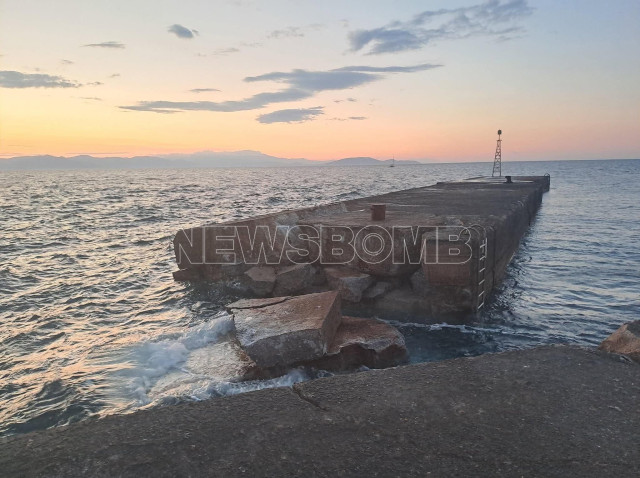 Ραφήνα: Πλοίο γεμάτο με επιβάτες κι οχήματα προσέκρουσε στον λιμενοβραχίονα - Τον έκοψε στα δύο