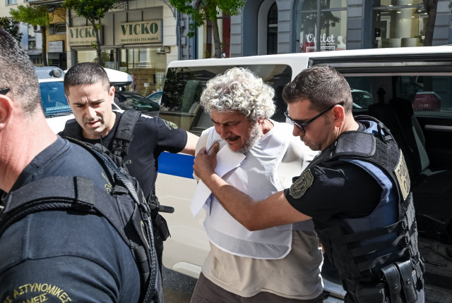 Tζέιμς Δαλαμάγκας: Στο δικαστήριο για πλαστοπροσωπία και βαλλίστρα - Αυστραλιανά κανάλια στο Αίγιο
