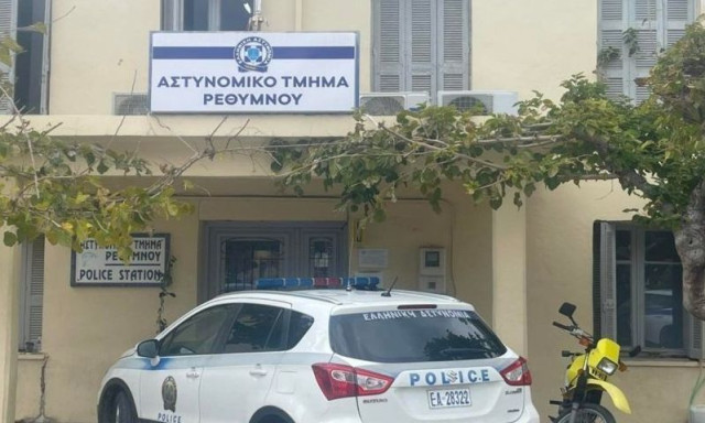 Ρέθυμνο: Σάλος με βίντεο στα social media που δείχνει αστυνομικό να κόβει κλήση