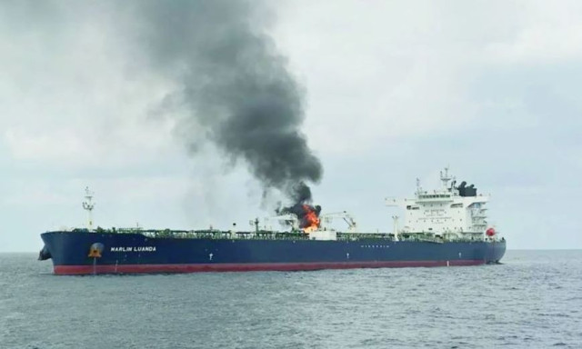 Συναγερμός στα ανοικτά της Υεμένης: Φορτηγό πλοίο ανταλλάσσει πυρά με ένοπλους σε μικρό σκάφος