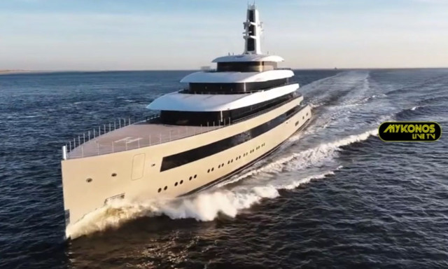 Ένα «πλωτό παλάτι» στη Μύκονο - Το superyacht του ιδρυτή του WhatsApp «μαγνητίζει» τα βλέμματα
