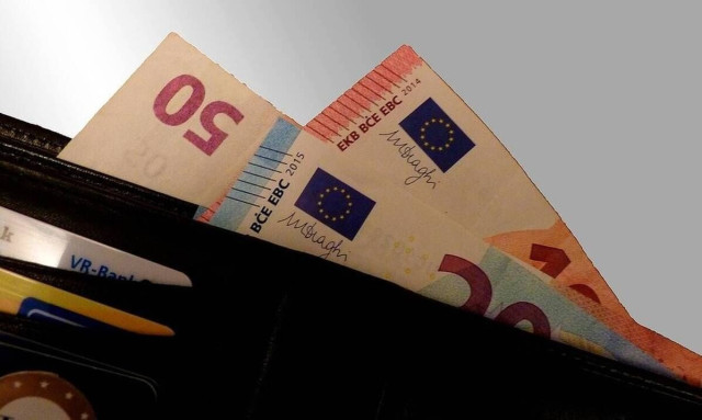 Νέο ευρωπαϊκό όριο για πληρωμές με μετρητά - Μέχρι πόσα χρήματα μπορούμε να δώσουμε