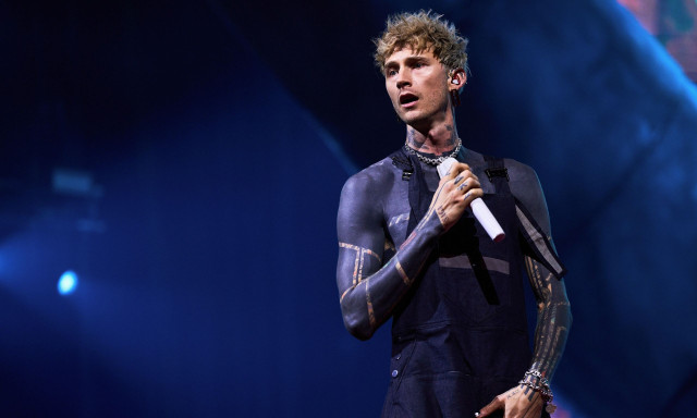 Ο Machine Gun Kelly περιγράφει πώς ένα τατουάζ του προκάλεσε προβλήματα υγείας