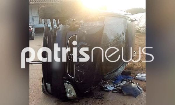 Ηλεία: Αυτοκίνητο τούμπαρε και κατέληξε σε αυλή σπιτιού στο Ψάρι – Δύο ελαφρά τραυματίες