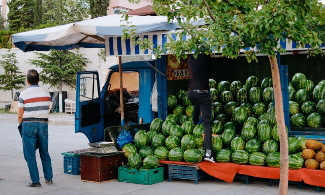 Καρπούζι: Φεύγει απ' το χωράφι στα €0,10 και πωλείται €1,40 σε σούπερ μάρκετ, λαϊκές, οπωροπωλεία