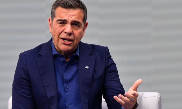 Απάντηση Τσίπρα σε Μητσοτάκη για το... δίπλωμα: «Ούτε πατίνι δεν θα έπρεπε να οδηγεί»