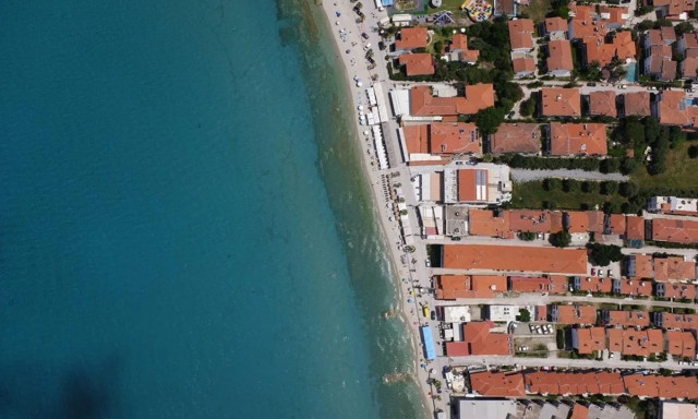 Χαλκιδική: Συνελήφθη ο υπεύθυνος καθαριότητας του Δήμου μετά τη θραύση αγωγού λυμάτων στο Πευκοχώρι