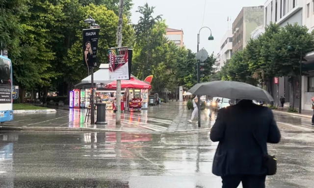 Κακοκαιρία: Ισχυρό μπουρίνι στη Λάρισα- Κόπηκαν δέντρα από τους ανέμους σε Φάρσαλα και Ζάππειο