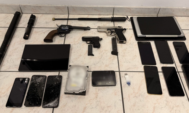 Όπλα, τέιζερ και φυσίγγια εντοπίστηκαν σε οικία στη Νίκαια-Συνελήφθη 66χρονος