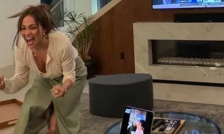 Η Τζένιφερ Λόπεζ σε ξέφρενους πανηγυρισμούς για τον θρίαμβο των Νιου Γιορκ Νικς στο NBA