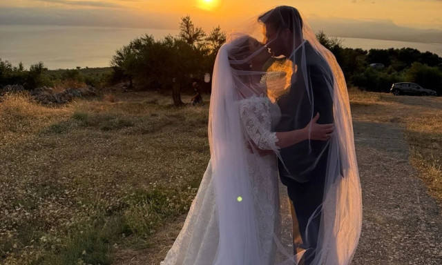 Από την εκκλησία στη… θάλασσα: Η Δανάη Μπάρκα πήγε για βουτιές με το νυφικό της (pic)