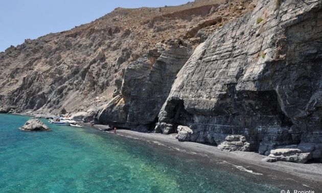 Άσπες: Η «μαύρη» παραλία των Αστερουσίων Κρήτης που μοιάζει βγαλμένη από κινηματογραφικό σκηνικό