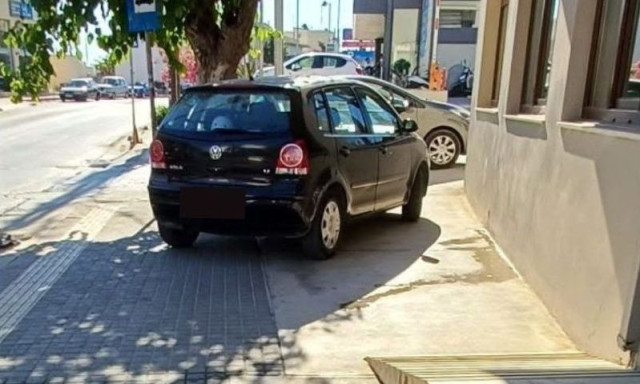 Ρέθυμνο: Πάρκινγκ όπου… χωράει - Οδηγός στάθμευσε το όχημα του διαγώνια σε πεζοδρόμιο