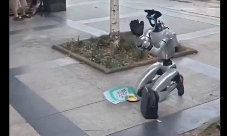 Viral βίντεο: Ρομπότ ζητιανεύει γονατιστό για χρήματα στην Κίνα - Διαθέτει και κωδικό QR για δωρεές