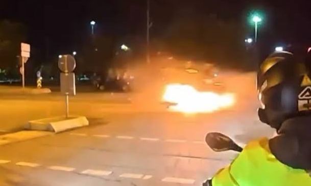 Τρομακτικό τροχαίο στην Κωνσταντινούπολη: Αυτοκίνητο τυλίχθηκε στις φλόγες – Τρεις τραυματίες