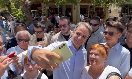 Μήνυμα Μητσοτάκη με… μαντίλι: «Την ιδρώνουμε την φανέλα - Θα κερδίσουμε τρίτη φορά τις εκλογές»