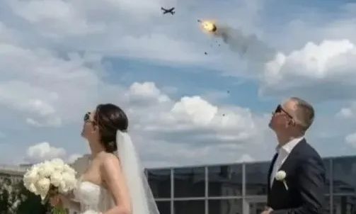 Ρωσικό drone «κλέβει» τη στιγμή σε ουκρανικό γάμο - Εκρήγνυται πάνω από τη νύφη και τον γαμπρό 