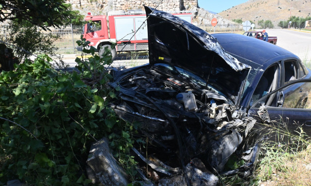 Αργολίδα: Σοβαρό τροχαίο με πέντε τραυματίες - Αυτοκίνητο «καρφώθηκε» σε μάντρα