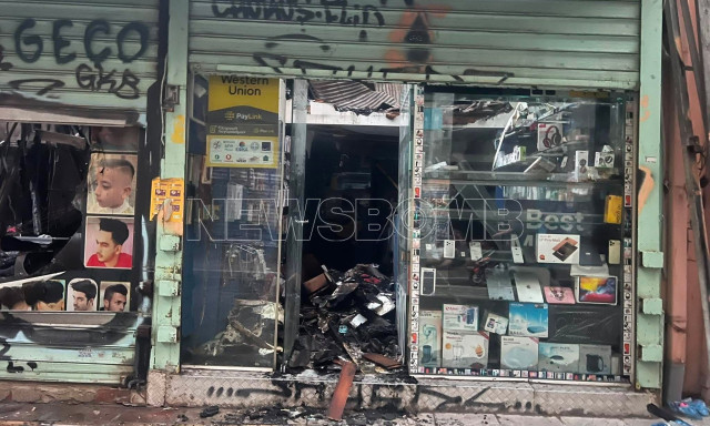Μεγάλη φωτιά σε εμπορικό συγκρότημα στην Ομόνοια - Επεκτάθηκε σε πέντε καταστήματα και αποθήκες