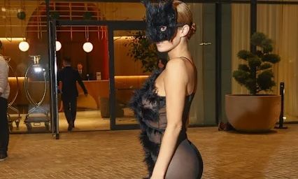 Μπιάνκα Σενσόρι: Με μάσκα γάτας και διάφανο φόρεμα στο πλευρό του Κάνιε Γουέστ - Η νέα της εμφάνιση