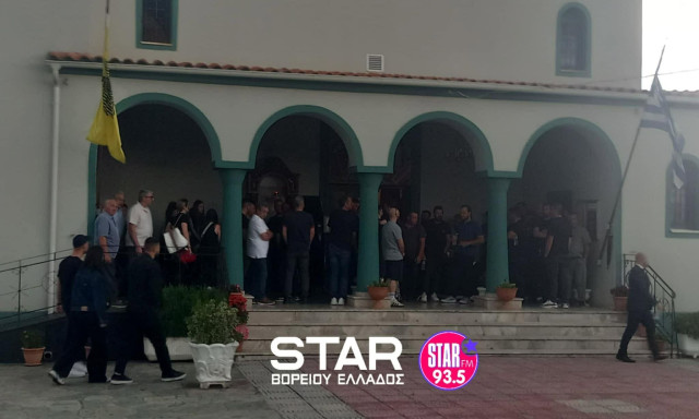 Δράμα: Τελέστηκε η κηδεία του 50χρονου αστυνομικού που σκότωσε τη σύζυγό του και αυτοκτόνησε