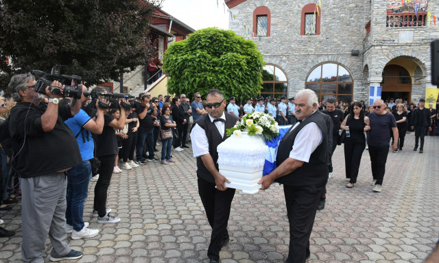 Δράμα: Σε κλίμα οδύνης η κηδεία της Αντιγόνης που σκότωσε με 7 μαχαιριές ο σύζυγός της