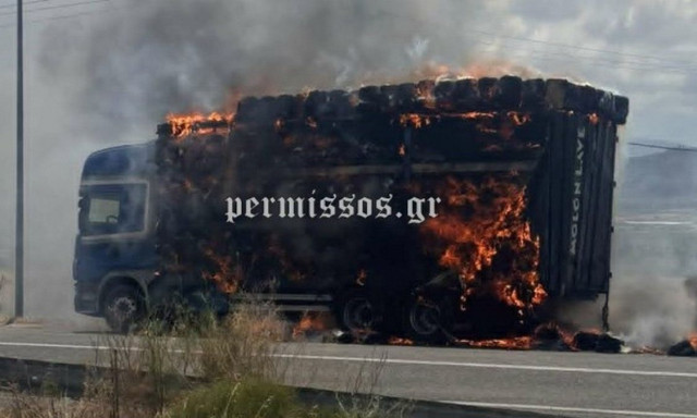 Φορτηγό με άχυρα τυλίχθηκε στις φλόγες στην εθνική οδό Θήβας - Λιβαδειάς