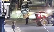 Θρασύτατη ληστεία: Ξήλωσαν ΑΤΜ με κλεμμένο ανυψωτικό και εξαφανίστηκαν σε 4 λεπτά – Βίντεο