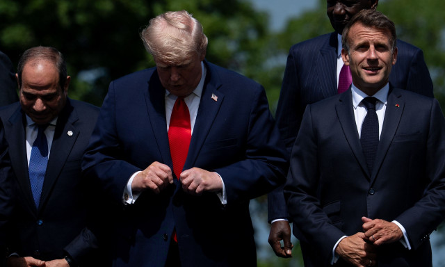 G7: Νέα «επίθεση» φιλίας των Ευρωπαίων στον Τραμπ – Η ποδοσφαιρική φανέλα και η πρόσκληση
