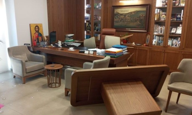 Ρέθυμνο: Άγνωστος εισέβαλε στο γραφείο του Δημάρχου – Έσπασε έπιπλα, έβριζε και απειλούσε