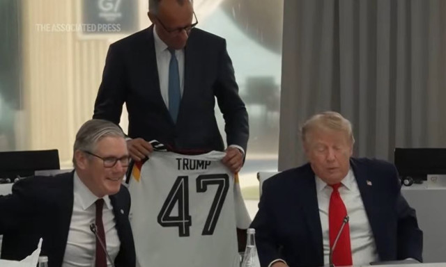 Άρωμα...Μουντιάλ στη Σύνοδο Κορυφής G7: Τα πειράγματα για το ποδόσφαιρο και η φανέλα δώρο στον Τραμπ
